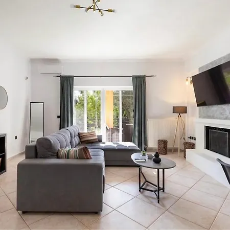 Aura One Apartamento Lefkímmi